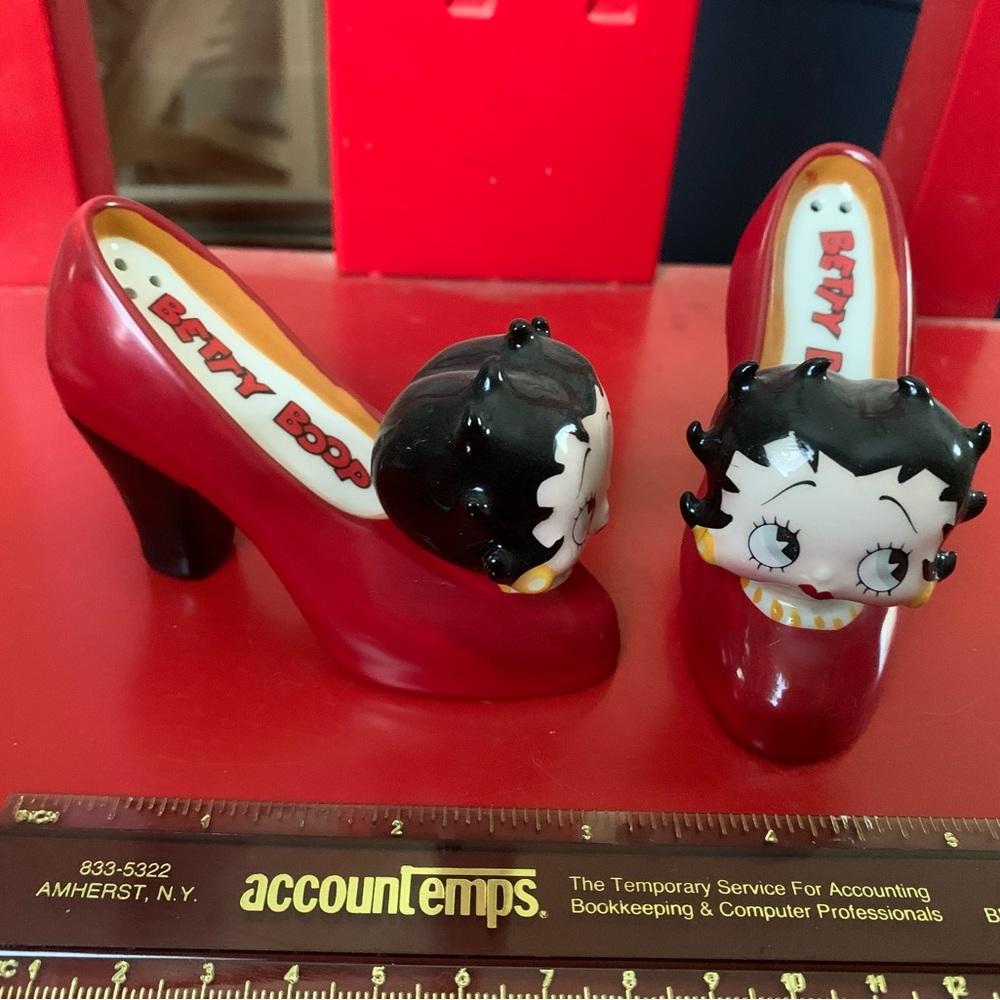 Betty boop salt and pepper shakers
